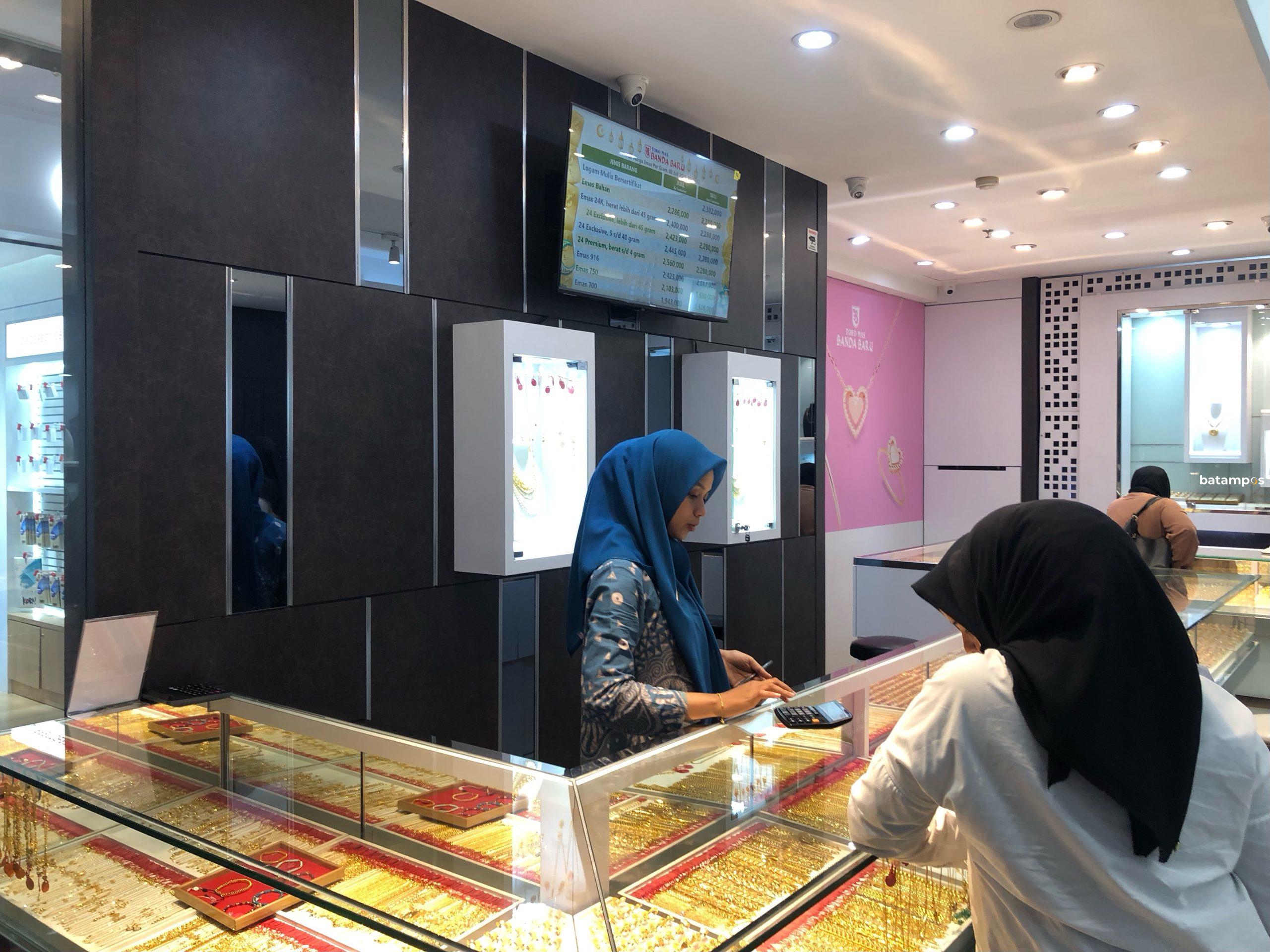 Banyak Ibu Jual Perhiasan Emas untuk Biaya Masuk Sekolah – Metropolis