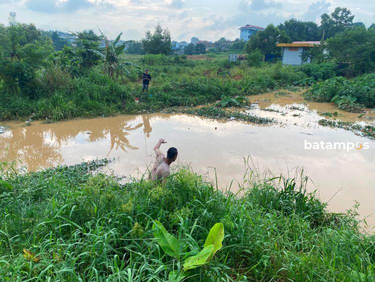 Seorang Remaja Hanyut di Drainase Kabil, Basarnas Masih Lakukan Pencarian – Metropolis