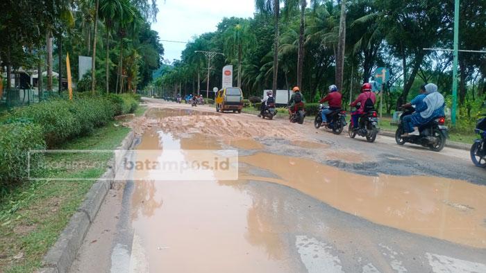 Jalan Marina City rusak berat akibat kendaraan proyek. Eusebius 3