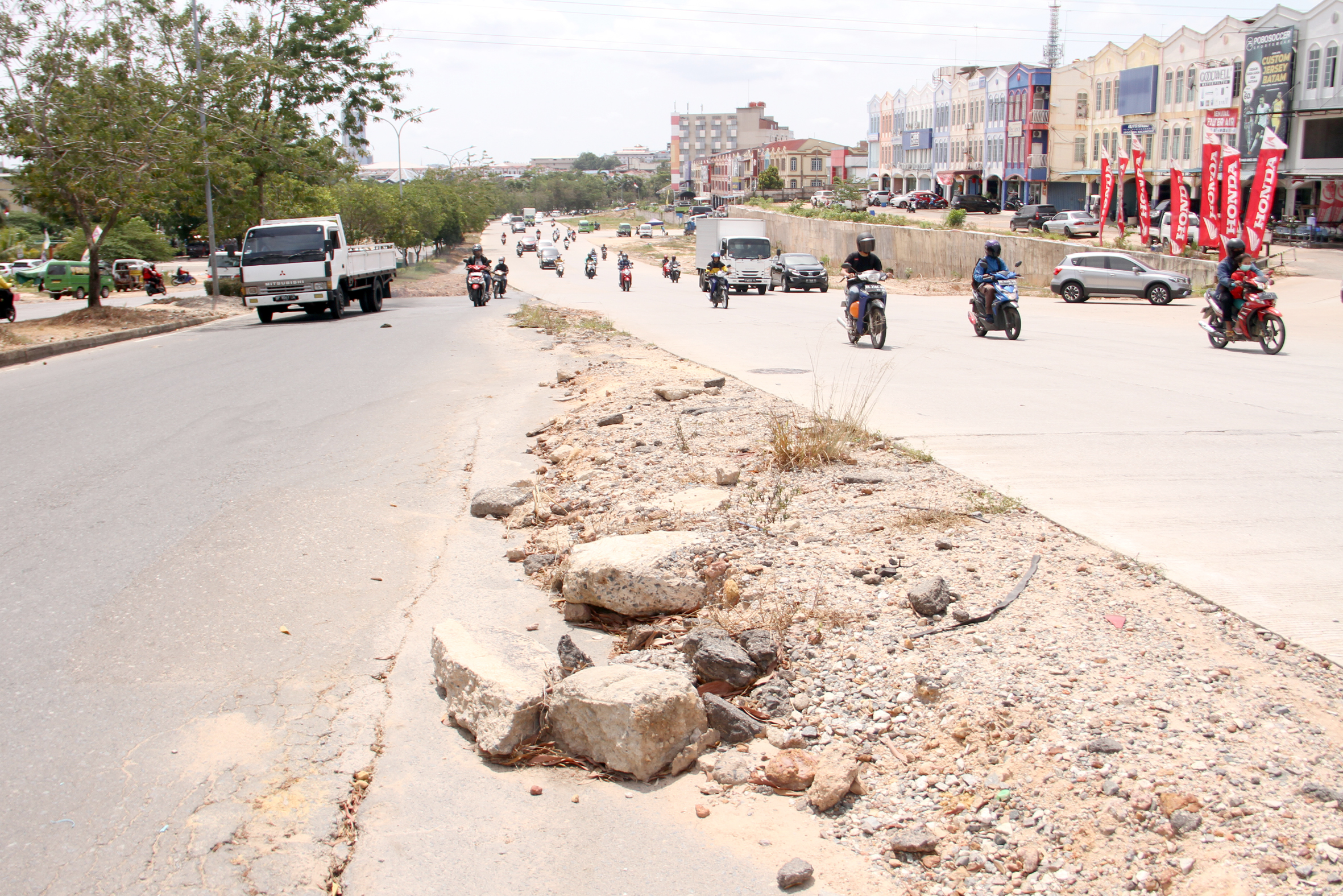 Jalan Berlubang Intai Pengendara di Batam 1 HL Jalan Laksamana Bintan 1 F Cecep Mulyana