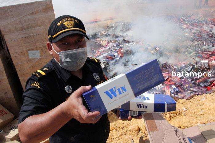 Pemusnahan Rokok Dalil Harahap 10