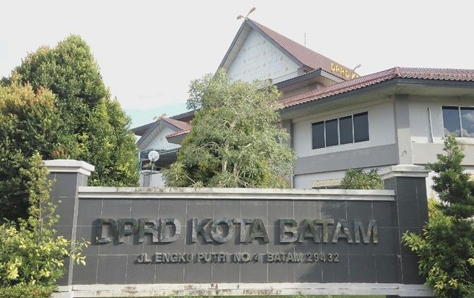 dua honorer dprd batam dikabarkan berbuat mesum di ruang pimpinan m