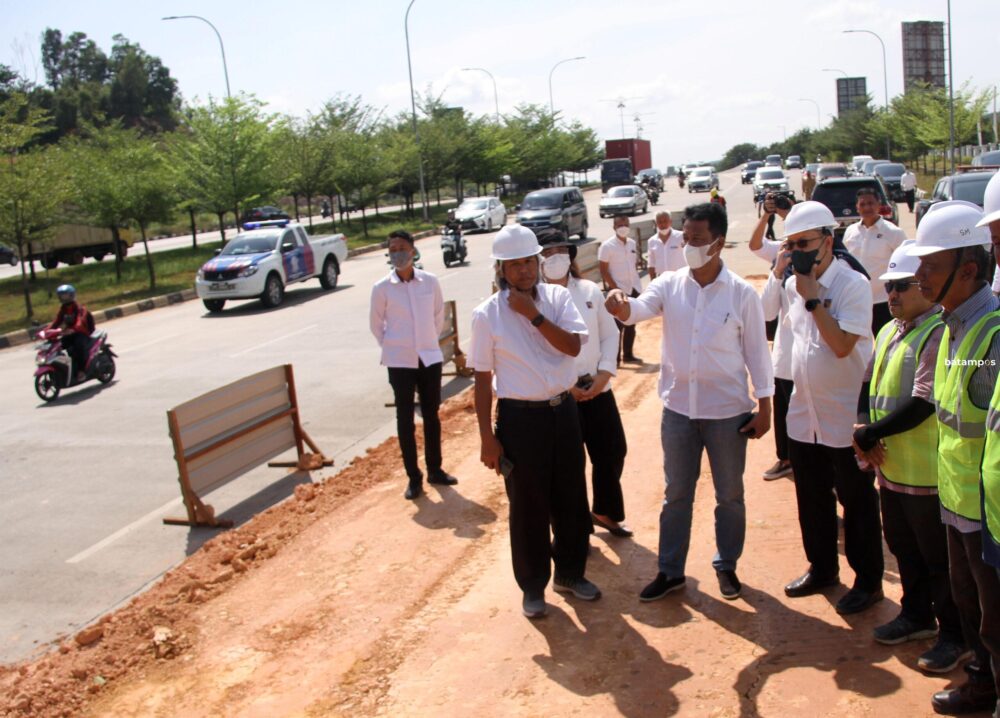 Kepala BP Tinjau Pelebaran Jalan 2 F Cecep Mulyana scaled e1642559228975