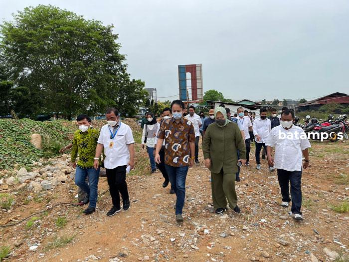 Wamendag dan Waghub Kepri saat meninjau pasar Induk Jodoh