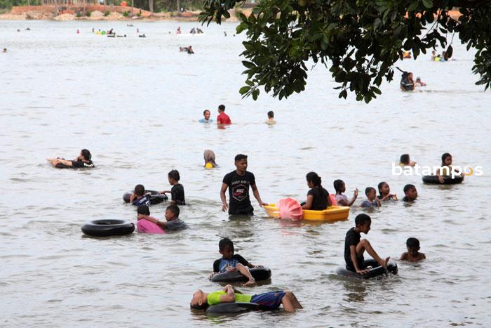 Libur Lebaran Pantai Ramai fff Iman Wachyudi