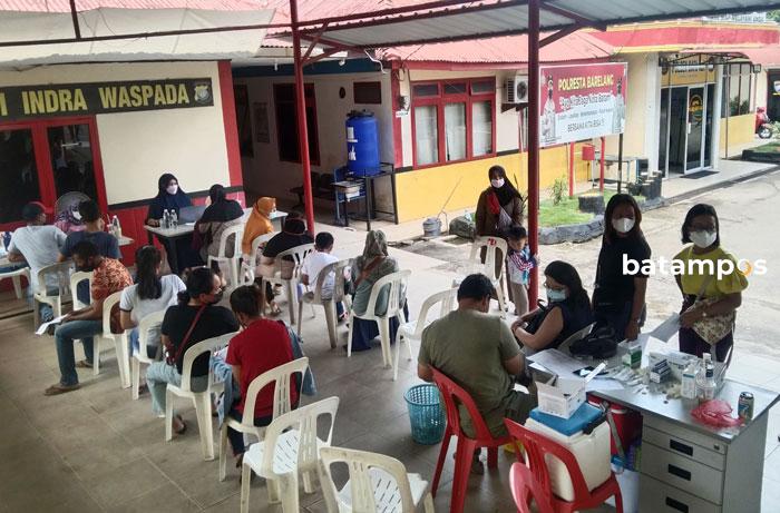 Antri Vaksinasi Dalil Harahap1