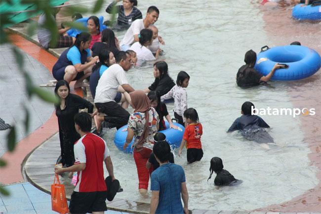 Tempat Wisata di Batam Dibanjiri Pengunjung 1 tempat wisata waterboom
