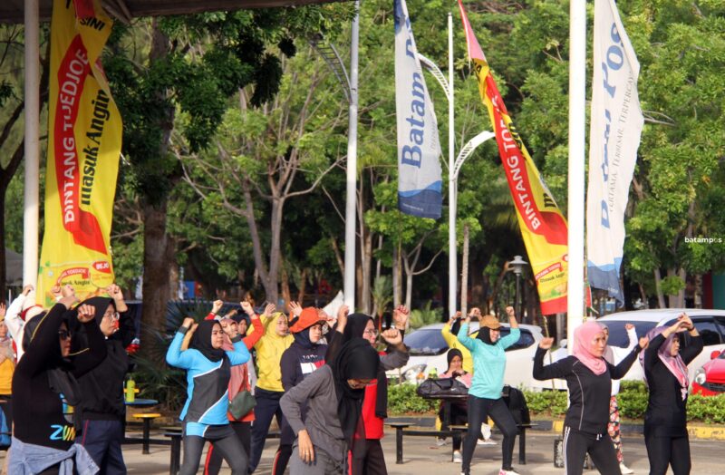 Senam Zumba Batam Pos 3 F Cecep Mulyana scaled e1659322242541