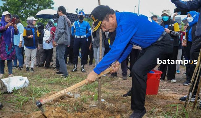 kepala bp batam tanam pohon