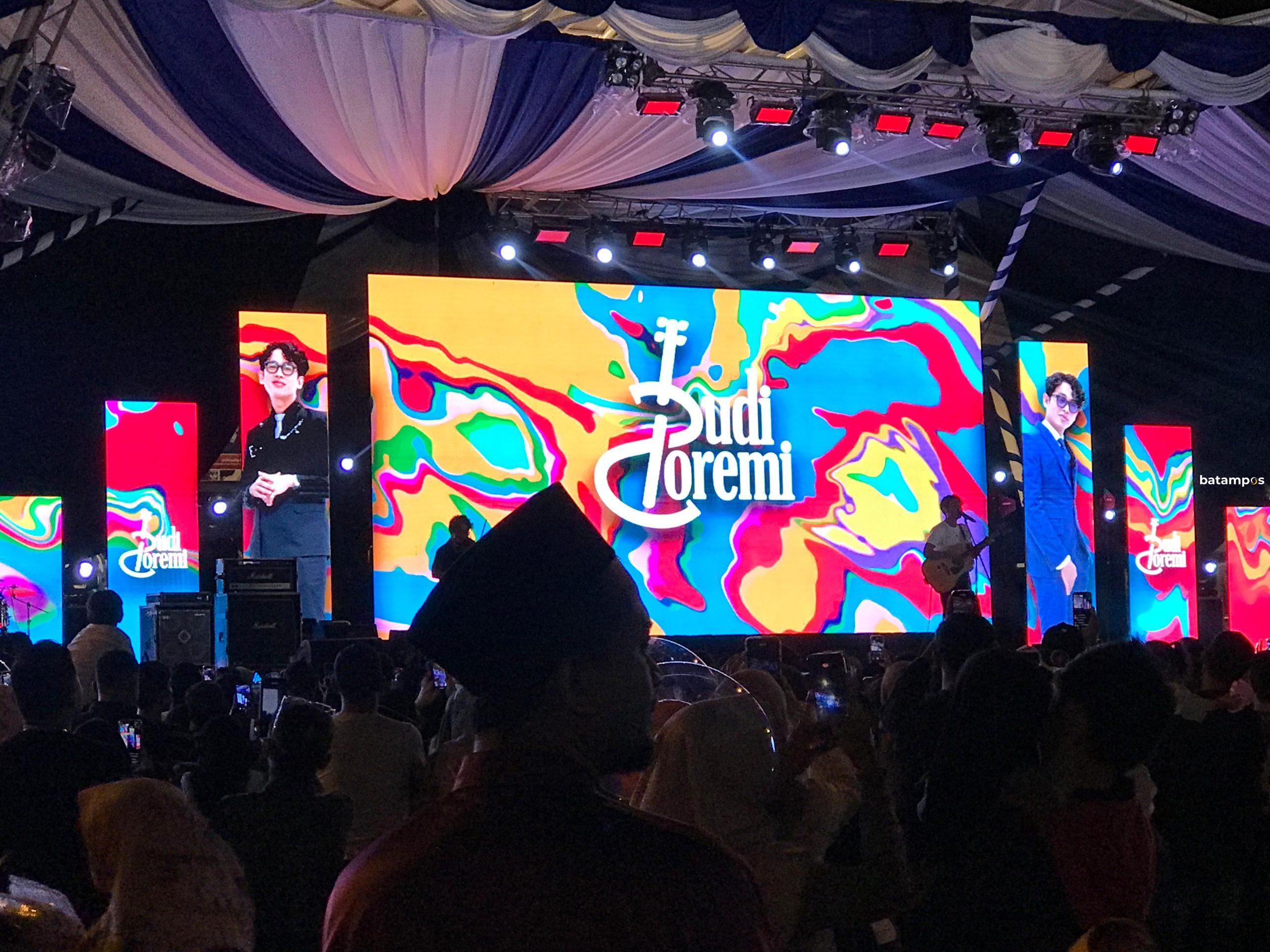 Budi Doremi tampil di atas panggung Alun-alun Engku Putri saat perayaan Hari Jadi Kota Batam ke-196 disaksikan ribuan warga.