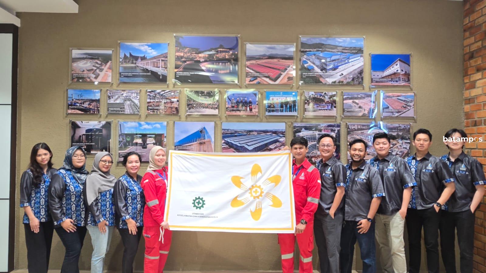Bendera SMK3 Gold berkibar di kantor PT Lixicon Indonesia di Batam sebagai simbol keberhasilan meraih sertifikasi tertinggi keselamatan dan kesehatan kerja dari Kementerian Ketenagakerjaan