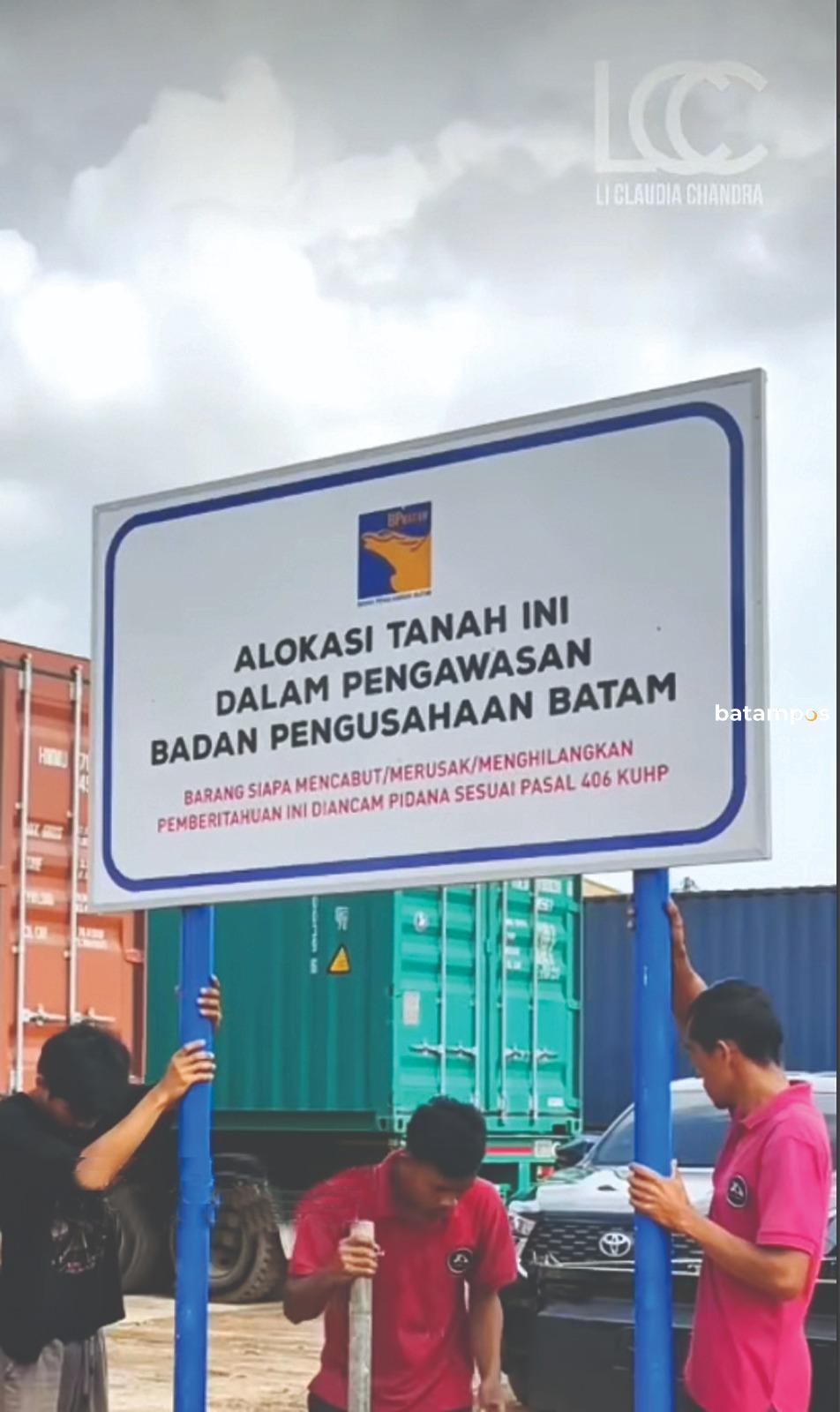 Wakil Kepala BP Batam Li Claudia memeriksa lahan PT GPI yang disalahgunakan sebagai parkir kontainer.