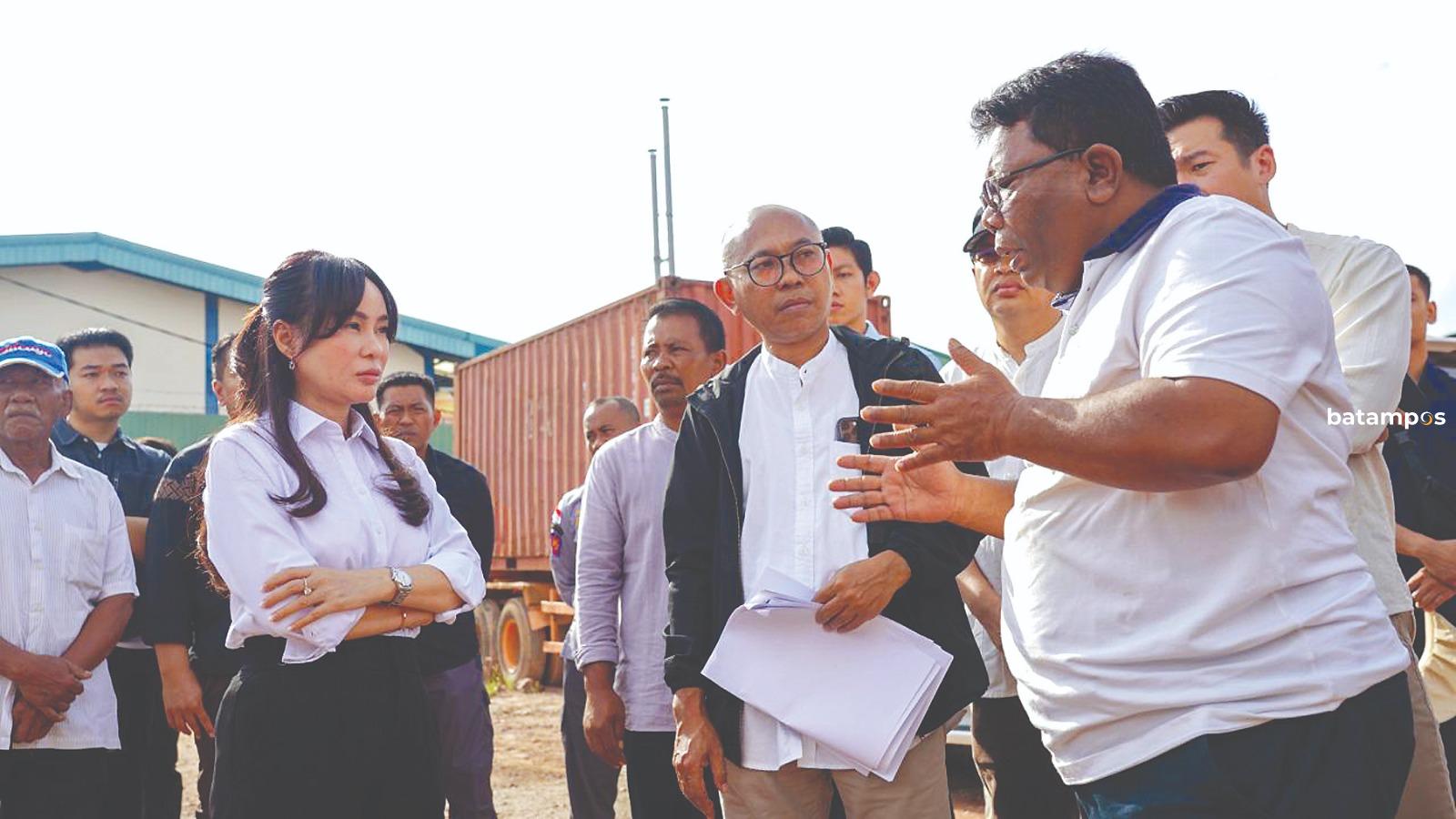 Wakil Kepala BP Batam Li Claudia memeriksa lahan PT GPI yang disalahgunakan sebagai parkir kontainer.