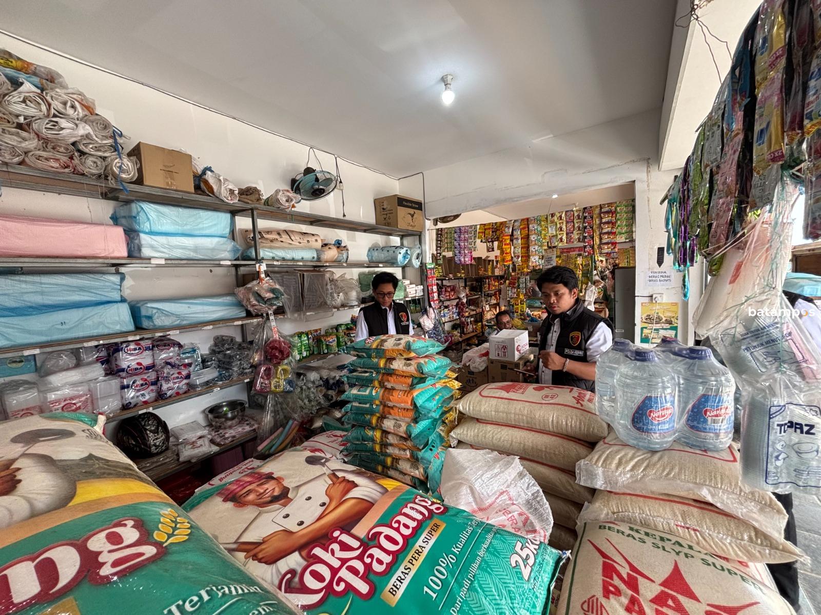 Petugas Satgas Pangan Polda Kepri memantau harga beras, telur, dan kebutuhan pokok lainnya di pasar tradisional Batam menjelang Natal dan Tahun Baru.