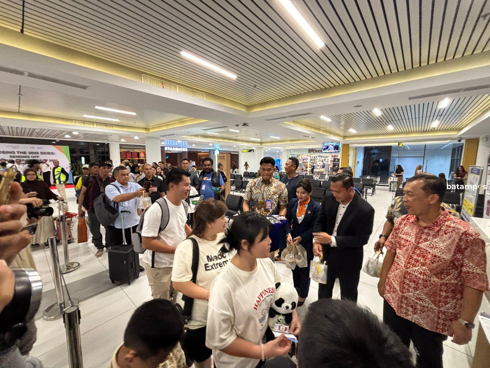 Penumpang penerbangan terakhir 2025 di Bandara Hang Nadim Batam menerima apresiasi dari manajemen bandara.