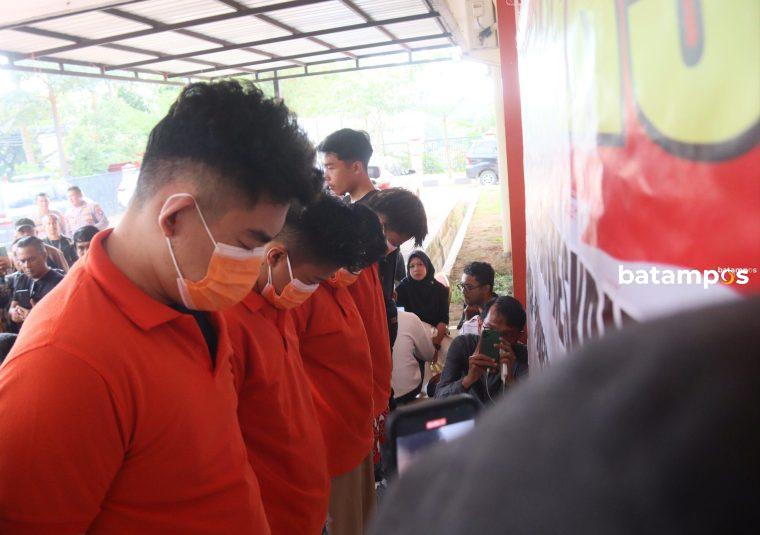 Empat tersangka pembunuhan Dwi Putri dalam proses penyidikan di Polsek Batuampar Batam.