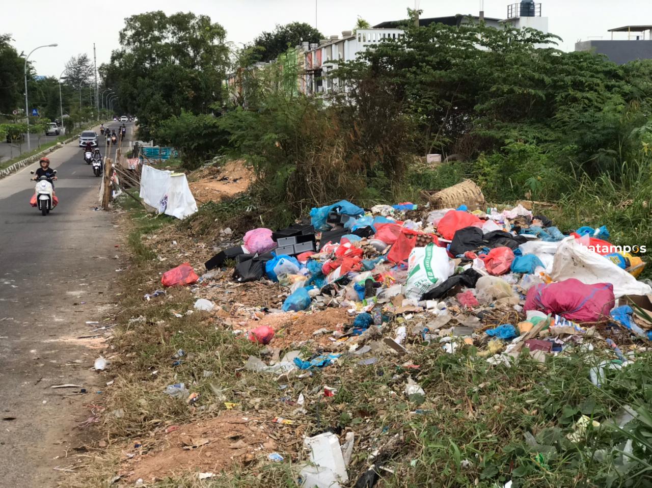 Sampah liar menumpuk di pinggir jalan Batam Kota akibat minimnya TPS dan keterlambatan pengangkutan.