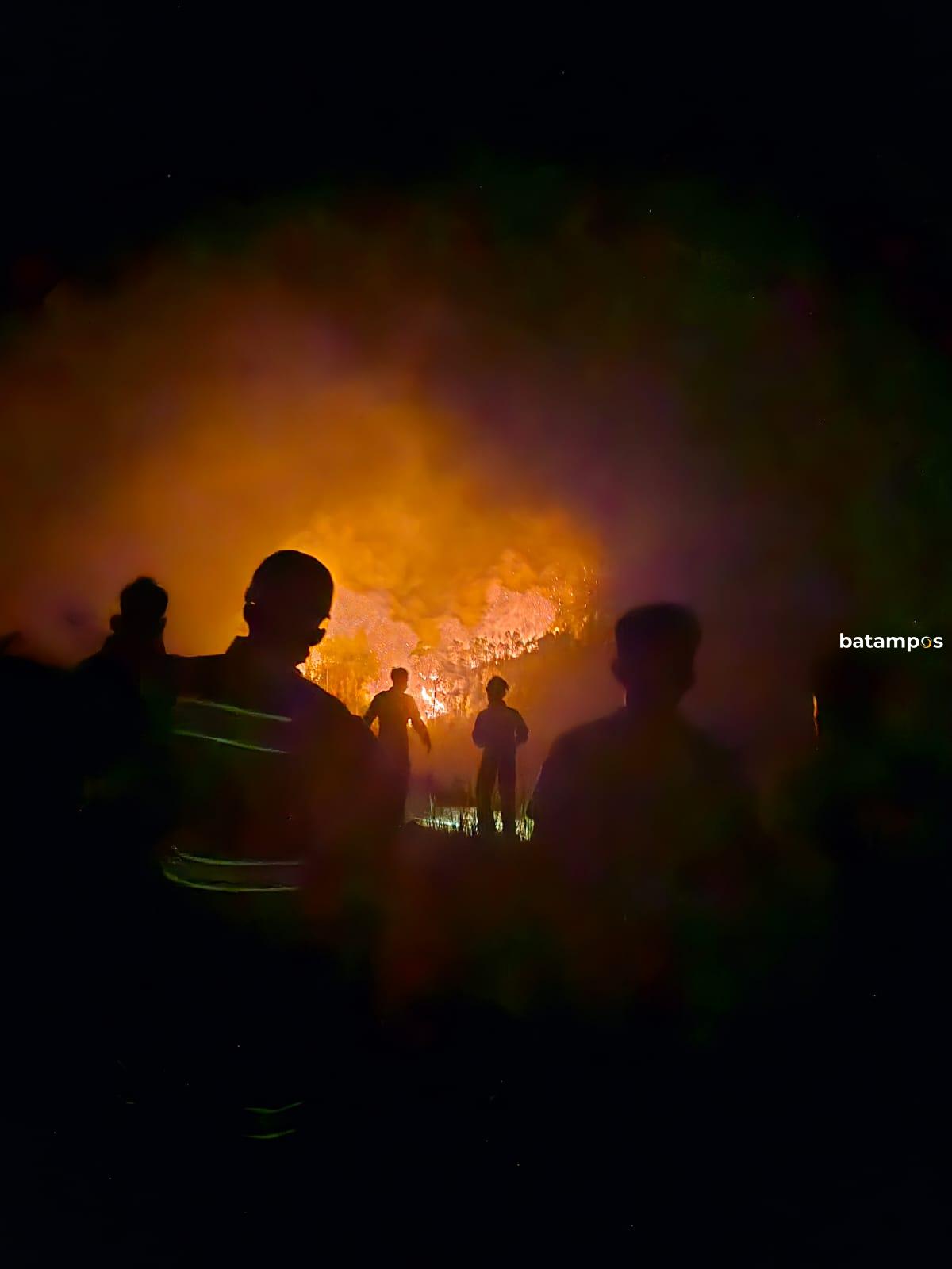 Personil Polda Kepri ikut memadamkan api yang membakar sekitar 15 hektar hutan di Galang. F istimewa 