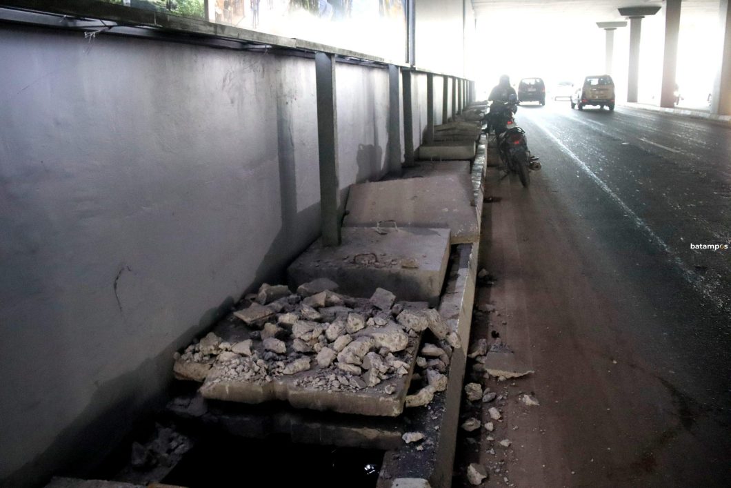 Petugas Subdit III Jatanras Ditreskrimum Polda Kepri mengamankan seorang pria berinisial SF yang diduga terlibat dalam perusakan dan pencurian komponen drainase di kawasan Terowongan Pelita, Batam. Pelaku kini menjalani pemeriksaan lebih lanjut di Mapolda Kepri.